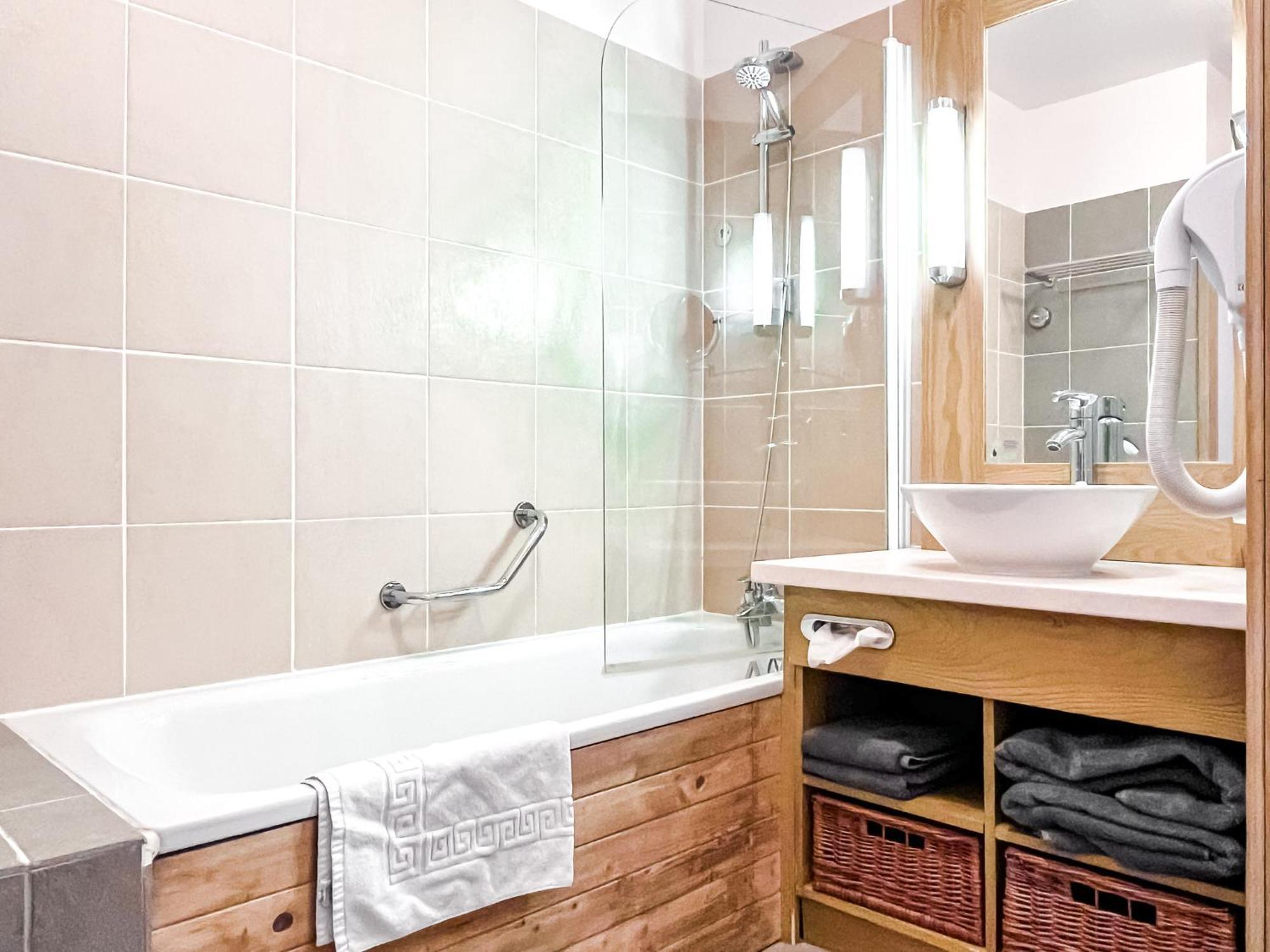 Large One-Bedroom Apartment, Wheelchair Adapted, Les Terrasses D'Eos Флен Экстерьер фото