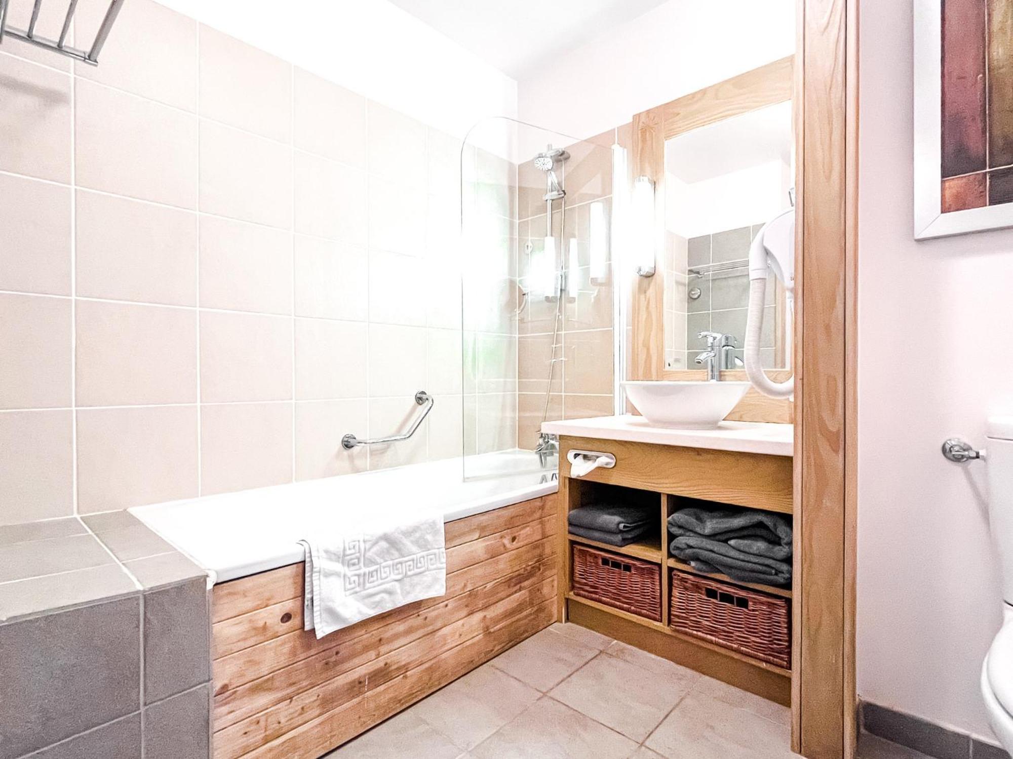 Large One-Bedroom Apartment, Wheelchair Adapted, Les Terrasses D'Eos Флен Экстерьер фото