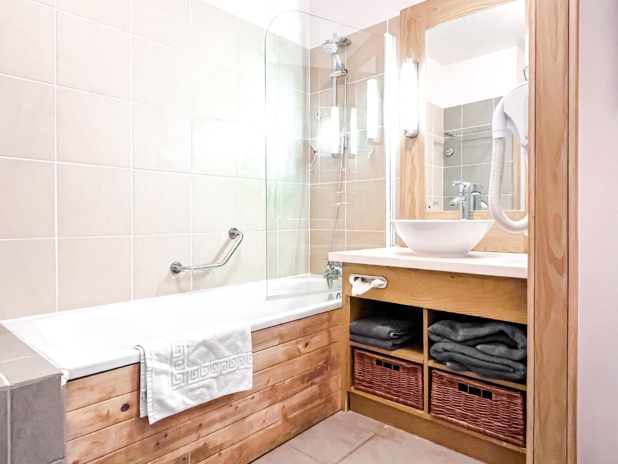 Large One-Bedroom Apartment, Wheelchair Adapted, Les Terrasses D'Eos Флен Экстерьер фото